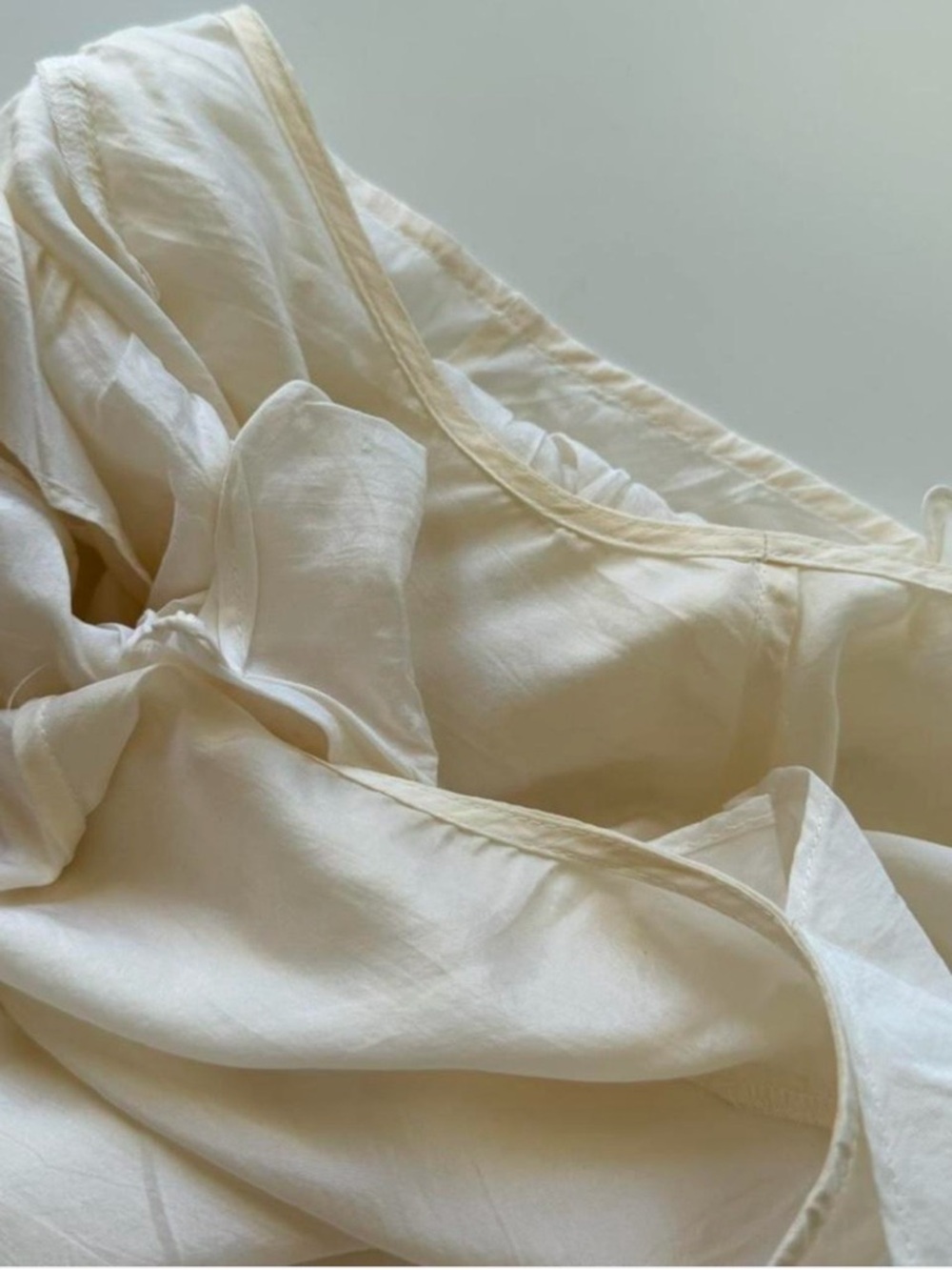 Vintage Y2K Banana Republic 100% Silk Ruffle V Neck Blouse Cream Sleeveless M. - Picture 8 of 8